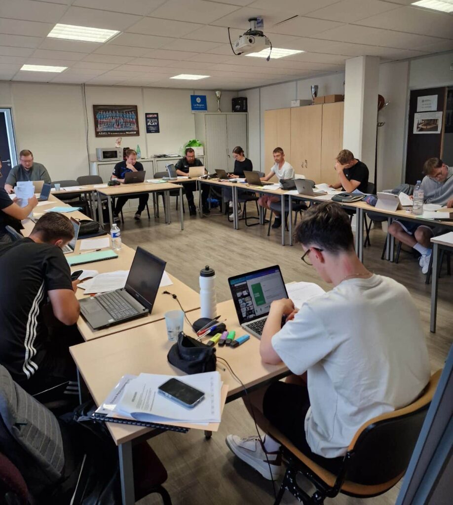 Certification 2024 - apprenant(e)s assis à leur bureaux, disposés en U, en train de passer leur examen sur leurs ordinateurs