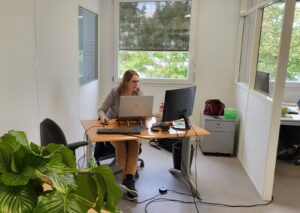 Photographie de Stéphanie MARQUET dans un bureau, en train de travailler sur son ordinateur.