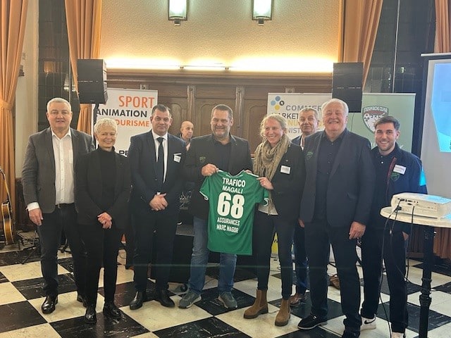 PERF FORM présente son site de Colmar - photo des dirigeants posant avec un t-shirt du club de Colmar